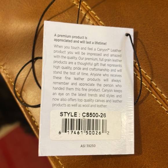 Leather hanging toiletry kit - Picture 5 of 8